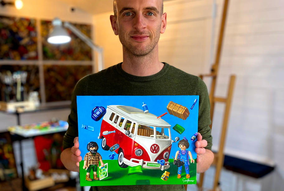Gary Armer with Drifting Away Samarivans Painting