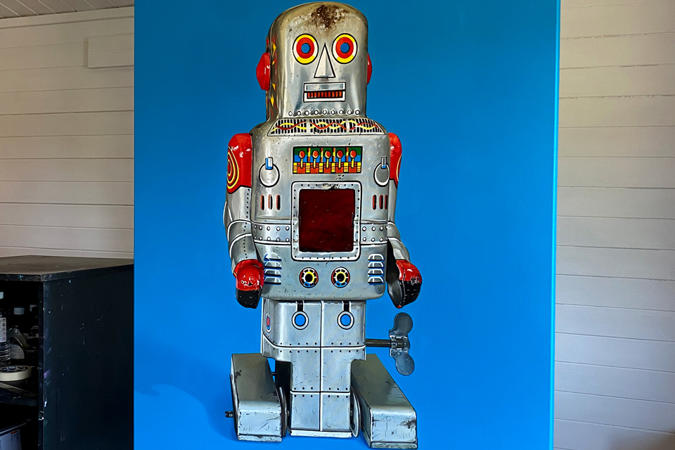 Metal Wind it Up Robot Painting